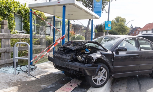 Der Passatfahrer landete nach dem Zusammenstoß mit dem geparkten Wagen in einer Bushaltestelle.