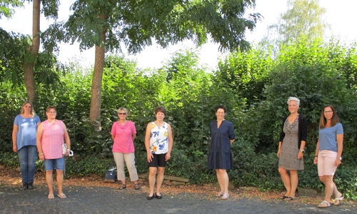 In Vertretung für die Gruppe bei der Übergabe dabei: v.l.n.r. Silke Kempin, Imke Sonnemann, Antje Piel, Monika Schaare, Sabine Kroos. Vom Hospizverein freuen sich Eva Reuleke und Carmen Strömsdörfer, v.l,.n.r.