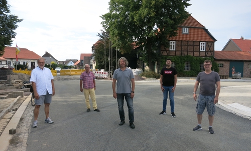 Zeigten sich mit den ersten umgesetzten Baumaßnahmen an der 5-Arm-Kreuzung in Nordsteimke sehr zufrieden: (von links) Frank Poerschke, Hans-Jürgen Friedrichs, Hans-Georg Bachmann, Norman Baumann und Michael Arnold.