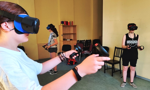 Lara, Julia und Anna (v. l.) spielen ein Virtual Reality-Game.