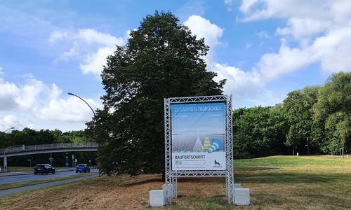 Informationsbanner an der Braunschweiger Straße.