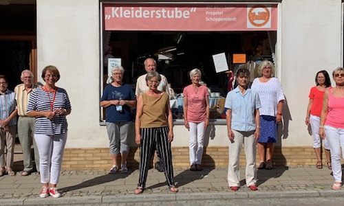 Bürgermeisterin Andrea Föniger (3.v.l.) besuchte die Schöppenstedter Kleiderstube. Christa Mack (5.v.r.) informierte dabei über das umfangreiche Warenangebot und die engagierten ehrenamtliche Mitarbeit.