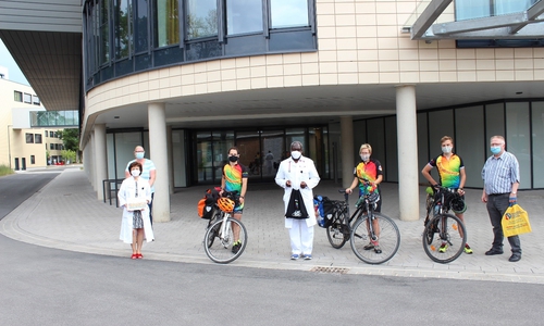 Von links: Frau Prof. Dr. med. Bauer (Chefärztin der Kinderklinik), Frau Hänsch (Mutter eines kleinen Krebspatienten), Herr S. Thormeyer (Regenbogenfahrer), Dr. Mukodzi (Oberarzt der Kinderklinik), Frau Eßmann (Regenbogenfaherin), Herr E. Thormeyer (Regenbogenfahrer) und Herr Dröse (Schatzmeister des Heidi Förderverein e.V.) vor dem Gebäude der neuen Kinderklinik.