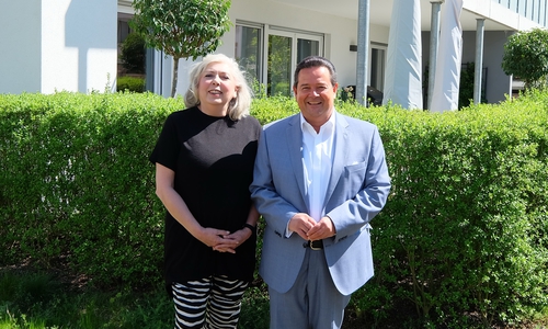 Mike Hübner und Sabine Knispel freuen sich über das Jubiläum.