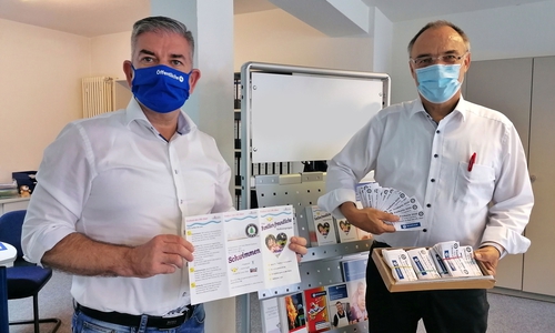 Torsten Röpke (links), Leiter der Geschäftsstelle der Öffentlichen in Oker, und Jens Kloppenburg, Vorstandsmitglied des Freibades in Oker, bei der Übergabe der Freikarten.