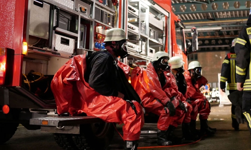 Feuerwehrleute mit Schutzanzügen. (Symbolbild)