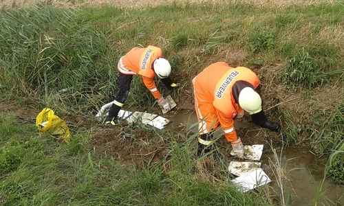 Das Öl musste gebunden werden.