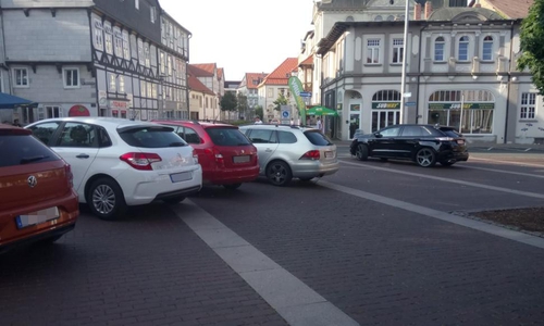Etliche Fahrzeuge parken auf dem Harztorplatz - Trotz Parkverbot.