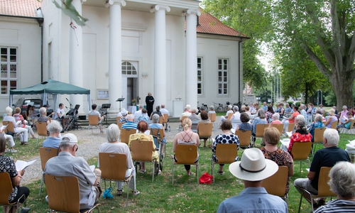 Die Besucher ließen sich vom Wetter nicht abschrecken.