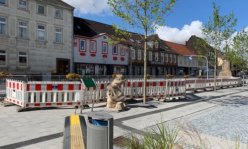 Die Absperrungen am Schöppenstedter Marktplatz werden in Kürze wieder verschwunden sein.