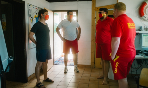 Tobias Heilmann (Mitte) und Jannis Gaus besuchten die DLRG.