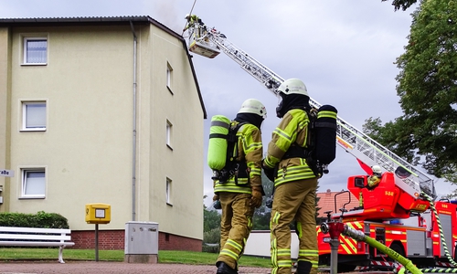 Die Feuerwehr setzte eine Drehleiter ein, um dem Feuer im Dachstuhl von außen zu Leibe zu rücken. 