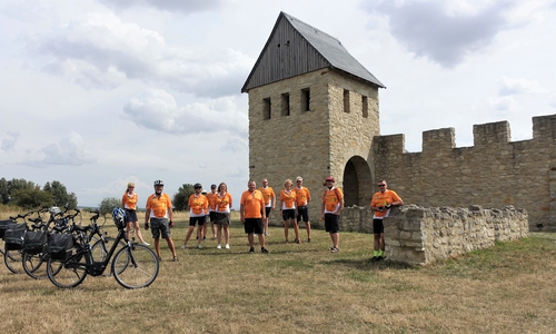 Die Radgruppe an der Kaiserpfalz Werla.