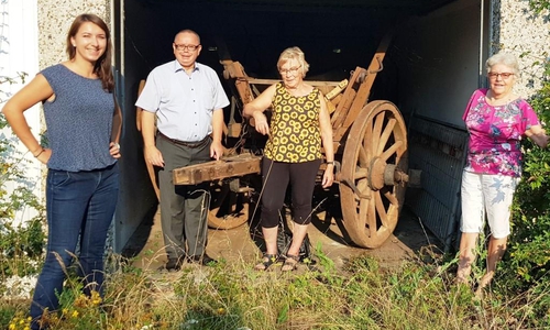 Bald wird der Wagen eine blühende Insel sein. Daran arbeiten gemeinsam: Anna Wohlert-Boortz (Stadt Wolfenbüttel) mit Andreas Meißler, Ingrid Großklaus und Elisabeth Schwieger vom Museum.
