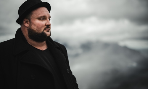 Alex Diehl ist mit seinem mittlerweile dritten Studioalbum zurück und für den einen oder anderen wohl kaum wiederzuerkennen. 
