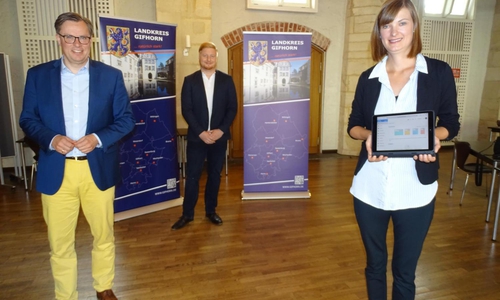 Landrat Dr. Andreas Ebel (v.l.), Sascha Jordan und Anna-Lena Wintgen aus dem Fachbereich Schule, freuen sich über eine rege Teilnahme der Landkreis-Schulen an der Niedersachsen.cloud.