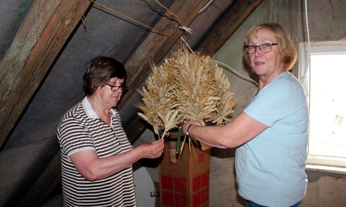Lieselotte Schliephake (links) und Ulrike Siemann beim Binden einer neuen Erntekrone für das Heeseberg-Museum.
