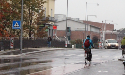 Ein Fahrradfahrer an der Grenze der Okerumflut. Symbolbild
