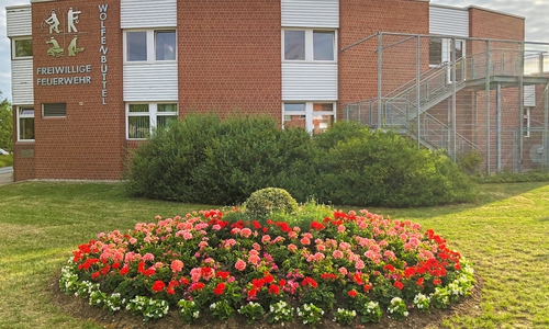 Das neue Blumenbeet vor der Feuerwache.