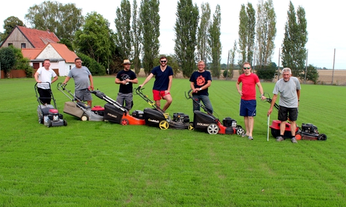 Mitglieder des Roklumer Sportvereins mähten den Rasen.