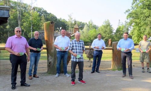 Die Vertreter der Öffentlichen Versicherung Braunschweig nehmen die Zootickets im Tierpark Essehof von Inhaber Gregor Wilhelm (ganz rechts) entgegen. Mit dabei ist Andreas Busch, Bürgermeister der Gemeinde Lehre (3. von links) – ein Teil der Karten wird an bedürftige Familien im Gemeindegebiet verteilt.