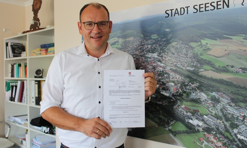 Seesens Bürgermeister Erik Homann mit dem Zuwendungsbescheid. 