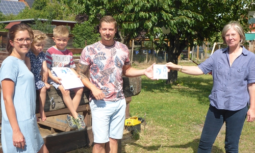Familie Bügener mit Liv und Lio und Cornelia Schilling (re.) bei der Überreichung der Plakette mit Urkunde.