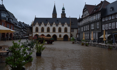 Solch ein Szenario auf dem Goslarer Marktplatz soll sich mithilfe des digitalen Hochwasserfrühwarnsystems nicht wiederholen.