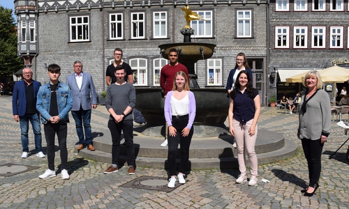 Oliver Kasties, Fachbereichsleiter Zentrale Dienste, Erster Stadtrat Burkhard Siebert (hintere Reihe von links) begrüßen mit der Gleichstellungsbeauftragten Vera Tietz (rechts) und Personalsachbearbeiterin Sophie Reichelt (2. Reihe rechts) die neuen Auszubildenden der Stadt Goslar. Vordere Reihe von links: David Schäfer, Luca Brede, Jennifer Dörge und Emely Sommer; hintere Reihe von links: Luca Warnecke und Julian Finn Moser.