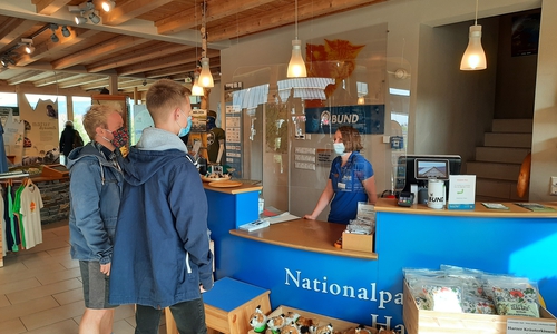Gespräche am Tresen des Nationalpark-Besucherzentrums in Torfhaus. 