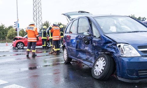 Die beiden Fahrzeuge krachten im Kreuzungsbereich ineinander. 