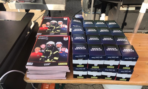 Die Sammelhefte und Packungen mit den dazugehörigen Bildern.