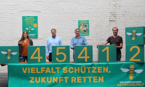 Die Initiatorinnen und Initiatoren freuen sich über 45.412 gültige Unterschriften, die der Landeswahlleiterin zum 1. August vorlagen: Anne Kura, Holger Buschmann, Hanso Janßen, Klaus Ahrens.