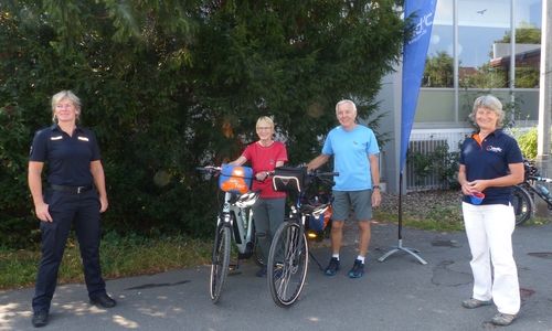 Führen das Pedelectraining durch: v.l. Verkehrssicherheitsberaterin Silke Hitschfeld (Polizei Wolfsburg) Ingrid und Holger Seiler (ADFC-Wolfsburg) Karin Klaus-Witten (Vorstandsvorsitzende ADFC-Wolfsburg)