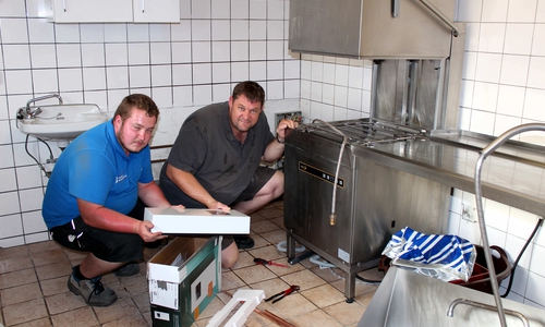 Bei der Arbeit sind (links) Maurice Wille und Karsten Schneider zu sehen. 