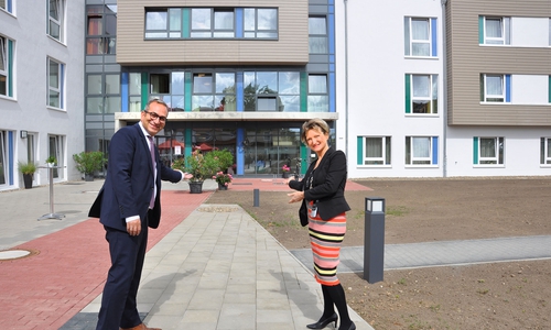 Rifat Fersahoglu-Weber und Ellen Arndt präsentieren die neu gebaute Einrichtung.