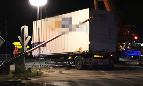 Der hintere Teil des LKW wurde mitgerissen.
