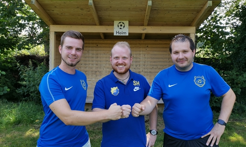 Die Neuzugänge Tobias Knorr (links) und Antono De Angelis (rechts) mit Trainer Sören Henke