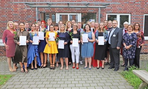 22 examinierte Gesundheits- und Krankenpfleger nahmen am Freitag ihre Urkunden im Konferenzzentrum des Klinikums entgegen. Dank der aktuellen Niedersächsischen Corona-Verordnung für Schulen war auch ein Gruppenfoto ohne Maske und Mindestabstand möglich. 