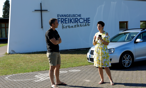 Glosemeyer im Gespräch mit Pastor Scalogna