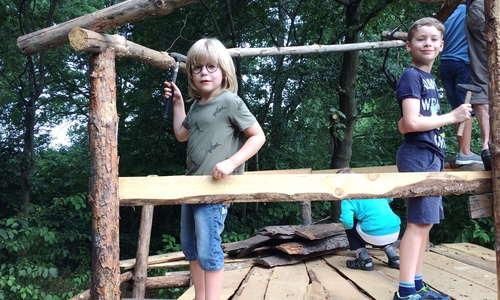 Guck mal, wer da hämmert: John und Jo beim Budenbauen auf dem Abenteuerspielplatz Buntspecht Vorsfelde/Wendschott.