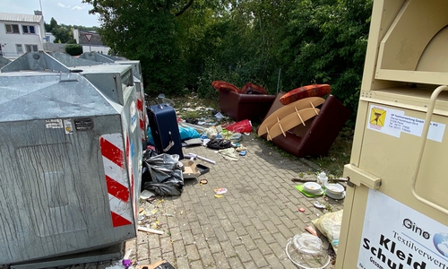 An den Containern sammelt sich immer wieder der Müll.
