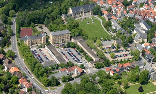 Das Areal rund um die Kaiserpfalz soll umgestaltet werden. Hotel, Tiefgarage, Multifunktionshalle und Forum statt ehemaliger Kasernen, Plattenbauten und Fahrzeughallen – sowie ein Stiftsgarten anstelle des Parkplatzes an der Domvorhalle. Archivbild.