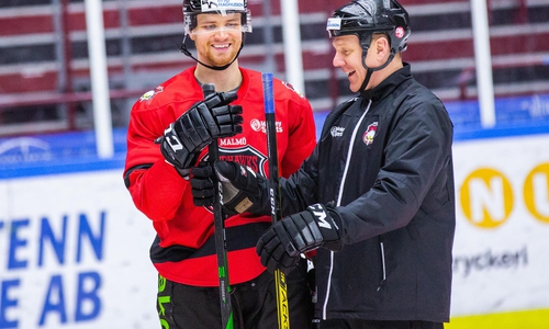 Max Görtz (in Rot) wird nun für die Grizzlys hinter dem Puck herjagen.