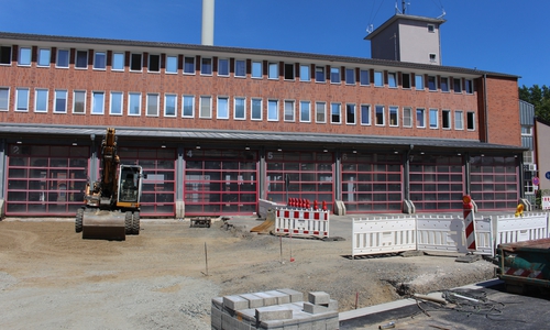 Auch außerhalb des Gebäudes wird gearbeitet. Ein Teil der Straße Hasenwinkel wurde entwidmet und wird zum neuen, nicht öffentlichen Feuerwehrplatz.