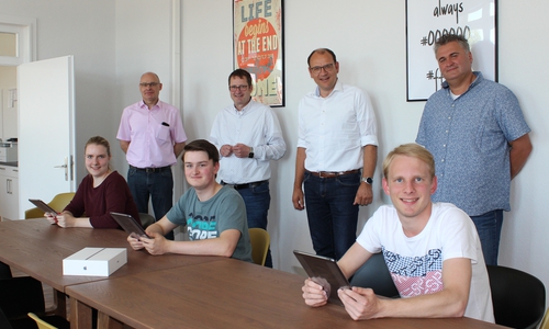  Die neuen Azubis (vorn) freuen sich über ihre iPads. Hinten (v.l.): Personalleiter Martin Reimann, Fachbereichsleiter Wolfgang Jakobi, Bürgermeister Erik Homann und Personalratsvorsitzender Stefan Bettner.