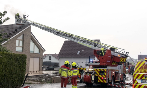 Die Feuerwehr entfernte die Dachziegel, um den Brand zu löschen.