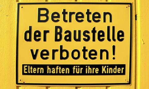 Unberechenbar, gefährlich – und überall: Das Corona-Virus respektiert keine Regeln. „Da können noch so viele Verbotsschilder stehen. Wenn sich einer garantiert nicht daranhält, dann das Corona-Virus“, sagt Karl-Heinz Ehrenberg. Der IG BAU-Bezirksvorsitzende warnt vor einem wachsenden Corona-Risiko auf dem Bau.