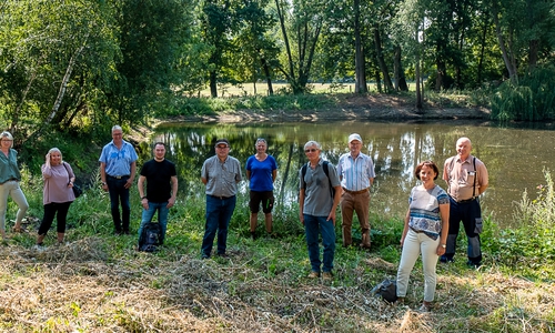 Die Beteiligten des Projektes vor dem renaturierten Teich in Wendessen. 