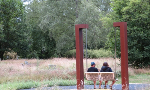 Ein weitläufiger „Grüner Andachtsraum“ bietet Trauernden Platz zur Besinnung und Reflexion. Fünf „Räume der Stille“ greifen durch ihre Gestaltung die Phasen des Abschiednehmens auf (Friedhof in Hannover-Ricklingen). Schaukelgefühle gehören zur Phase des „Nicht wahrhaben Wollens“.